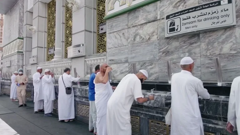 Adab Minum Air Zamzam Saat Umrah, Bolehkah Sambil Berdiri?