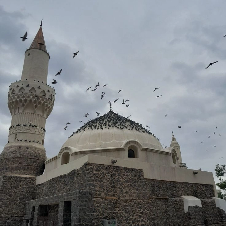 Kisah Bersejarah Dibalik Julukan “Masjid Awan” Madinah