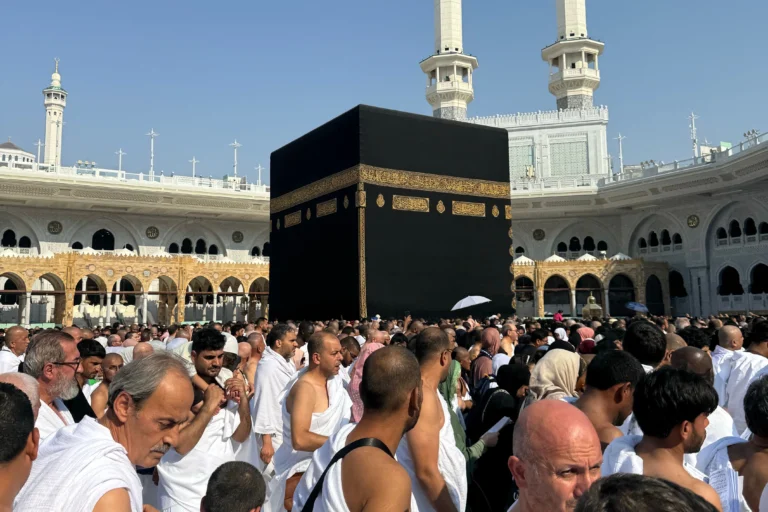 Hindari 4 Hal Yang Makruh Dilakukan Saat Tawaf Umroh!